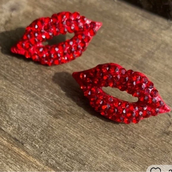 New Betsey Johnson Pavé Lips Stud Earrings - Picture 4 of 9
